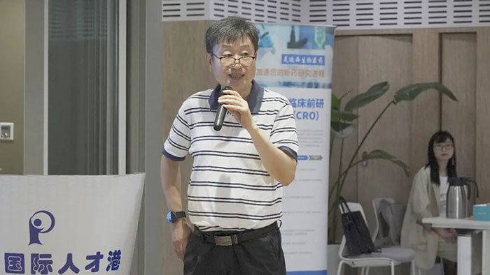 图-9-左建平教授主持.jpg 图-9-左建平教授主持.jpg