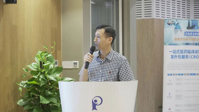 图5-杨晓东教授主持.jpg 图5-杨晓东教授主持.jpg