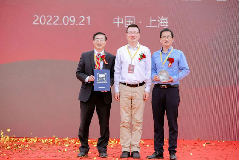 上海大学副校长汪小帆回赠证书和纪念牌.jpg 上海大学副校长汪小帆回赠证书和纪念牌.jpg